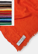 Laden Sie das Bild in den Galerie-Viewer, SABA-Schal aus geknittertem Bambus