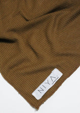 Laden Sie das Bild in den Galerie-Viewer, YELL Schal aus geripptem Jersey