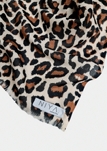 Load image into Gallery viewer, ZAIMA Linen scarf with leopard pattern