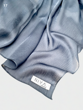 Laden Sie das Bild in den Galerie-Viewer, ASAMA Janjan Schimmernder Seidenschal