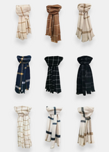 Load image into Gallery viewer, Écharpe cosy motif tartan