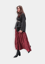Laden Sie das Bild in den Galerie-Viewer, Burgunderfarbener, geknitterter Rock