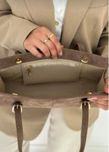 Load image into Gallery viewer, Sac baguette suédine Taupe