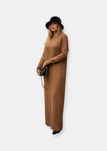 Load image into Gallery viewer, Robe extra longue en maille Caramel
