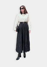 Laden Sie das Bild in den Galerie-Viewer, Schwarzer, knittriger Rock