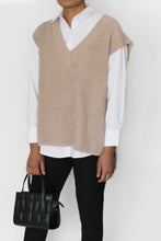 Load image into Gallery viewer, IRWIN Sleeveless sweater Beige