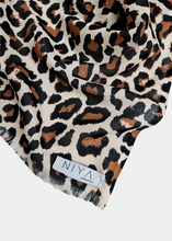 Load image into Gallery viewer, ZAIMA Linen scarf with leopard pattern
