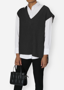 IRWIN Sleeveless sweater Black