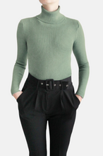 Load image into Gallery viewer, RAX Col roulé en maille Amande verte
