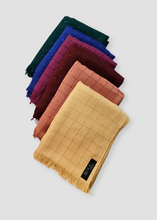 Load image into Gallery viewer, Foulard carrelé à fil brillant

