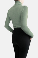 Load image into Gallery viewer, RAX Col roulé en maille Amande verte
