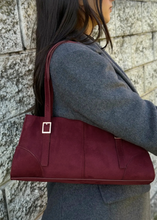 Load image into Gallery viewer, Sac baguette suédine Bordeaux
