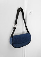Load image into Gallery viewer, Sac baguette Bleu jeans &amp; noir
