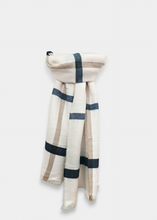 Load image into Gallery viewer, Écharpe cosy motif tartan
