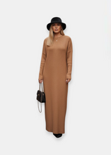 Load image into Gallery viewer, Robe extra longue en maille Caramel
