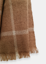 Load image into Gallery viewer, Écharpe cosy motif tartan

